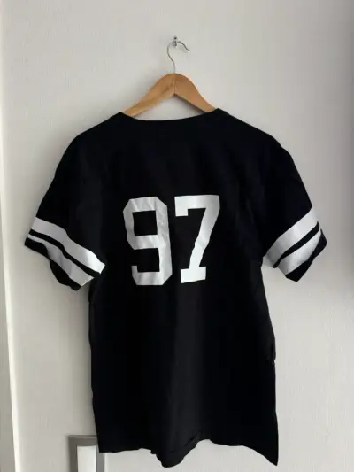 Polera negra Expedition con diseño deportivo - miniatura 2