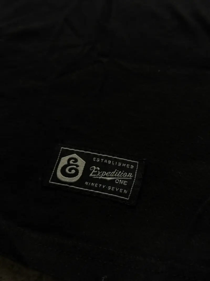 Polera negra Expedition con diseño deportivo - 3