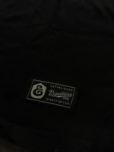 Polera negra Expedition con diseño deportivo - miniatura 3