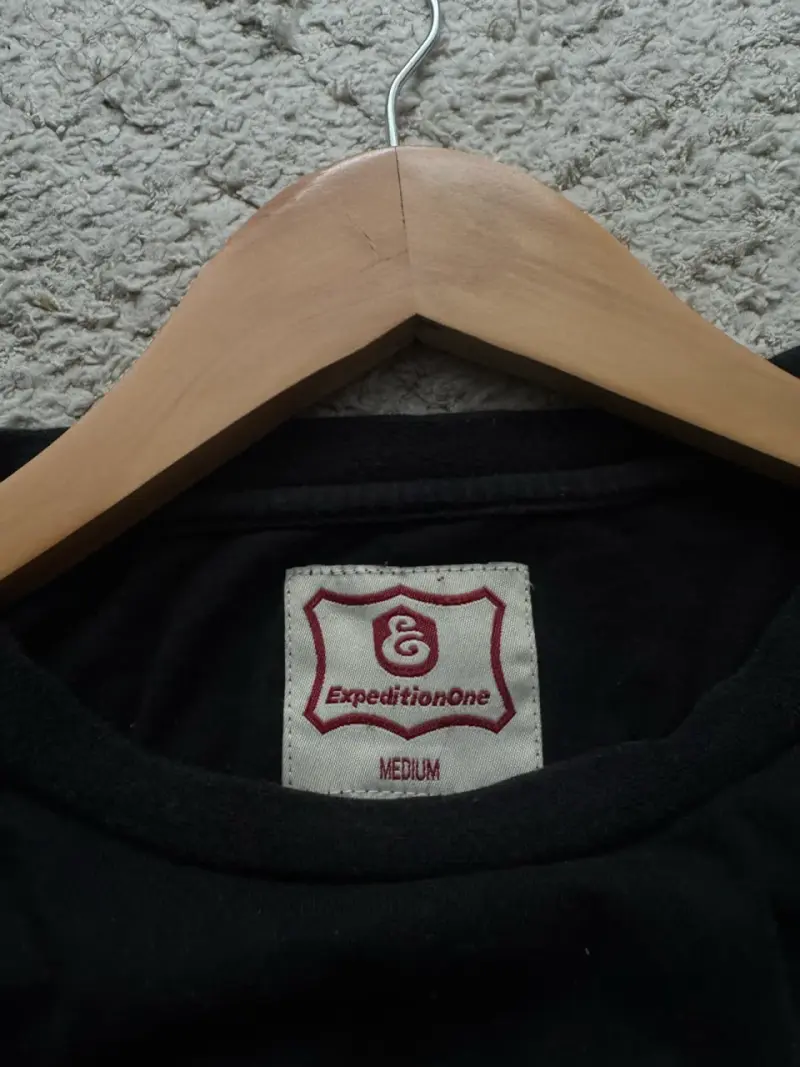 Polera negra Expedition con diseño deportivo - 4
