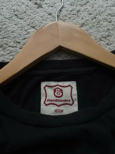 Polera negra Expedition con diseño deportivo - miniatura 4