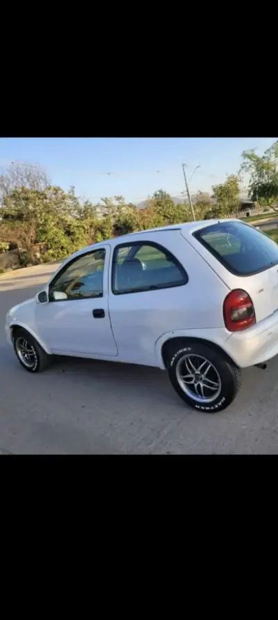 Auto compacto blanco en buen estado - miniatura 1