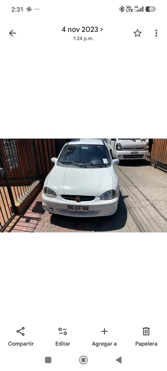Auto compacto blanco en buen estado - 2