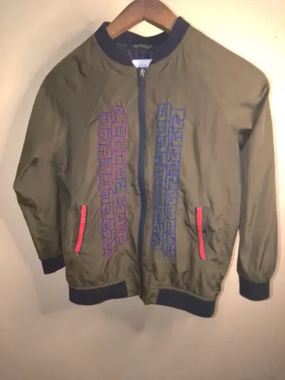Chaqueta bomber verde con diseño bordado - miniatura 1