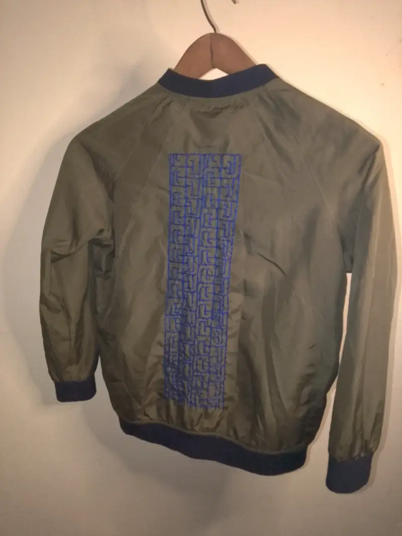 Chaqueta bomber verde con diseño bordado - 2