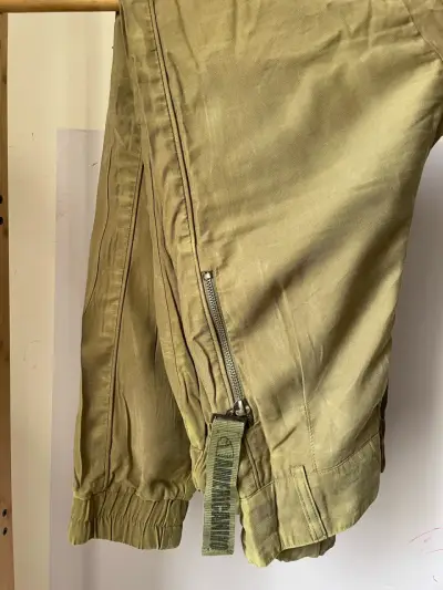 Pantalones  cargo verde oliva con cierre. - miniatura 1