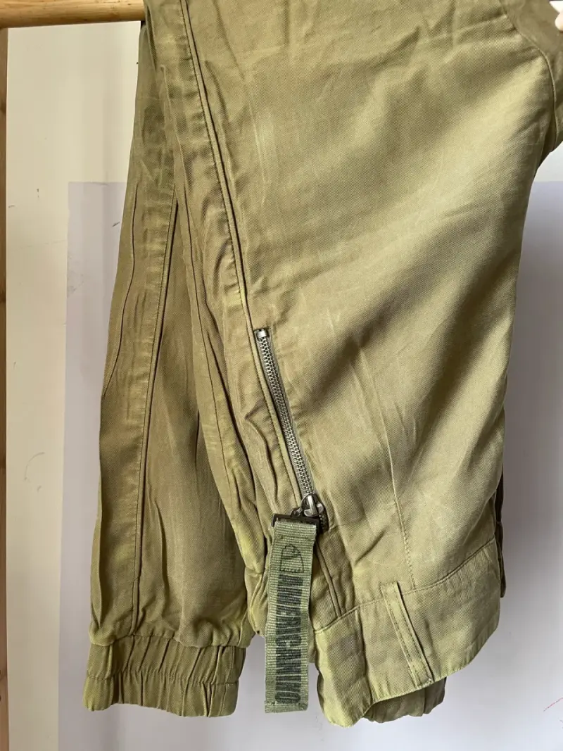 Pantalones  cargo verde oliva con cierre. - 2