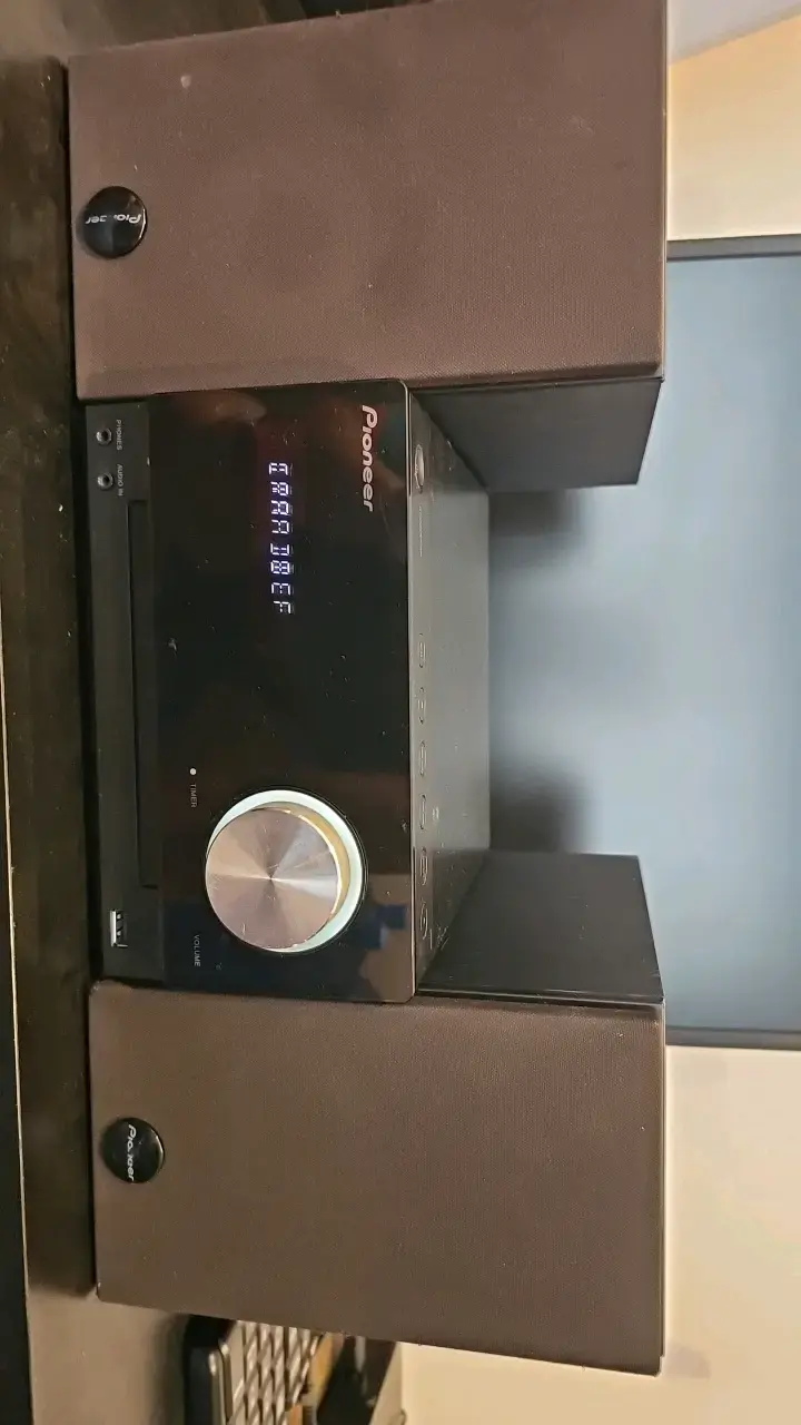 Sistema de sonido Pioneer con altavoces