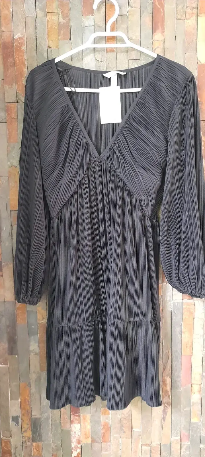 Vestido plisado negro de manga larga