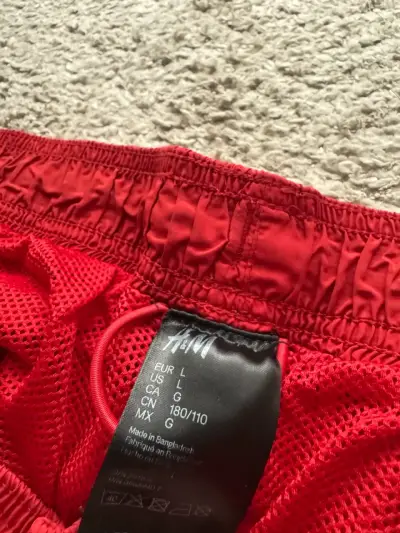 Shorts deportivos rojos H&M para hombre - miniatura 2
