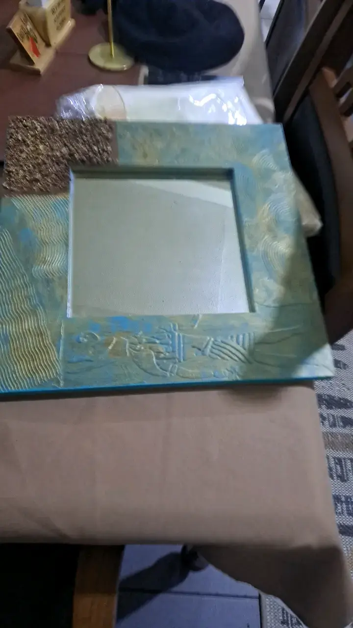 Espejo decorativo con marco azul y dorado
