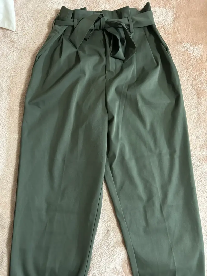 Pantalones verdes de tiro alto con cinturón - 1
