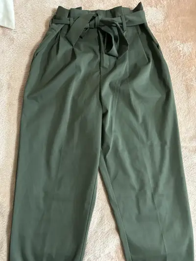 Pantalones verdes de tiro alto con cinturón - miniatura 1