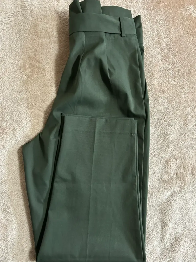 Pantalones verdes de tiro alto con cinturón - 2