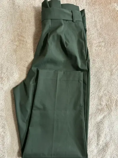 Pantalones verdes de tiro alto con cinturón - miniatura 2