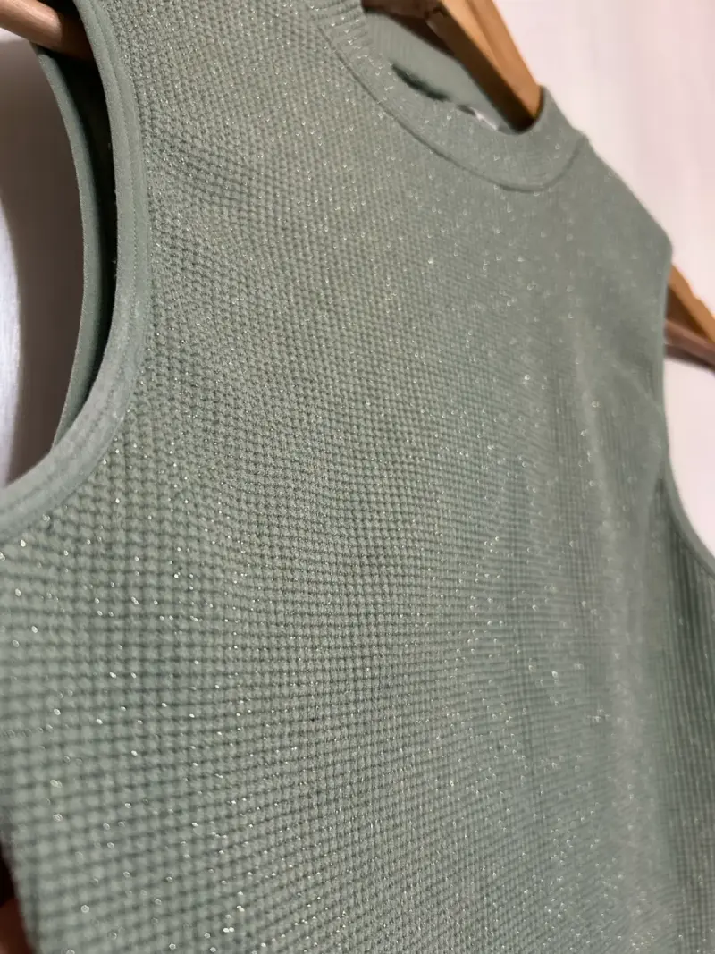 Polera sin mangas verde con brillos - 2