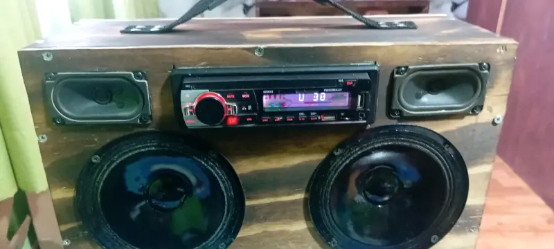 Parlante de madera con radio incorporada - 4