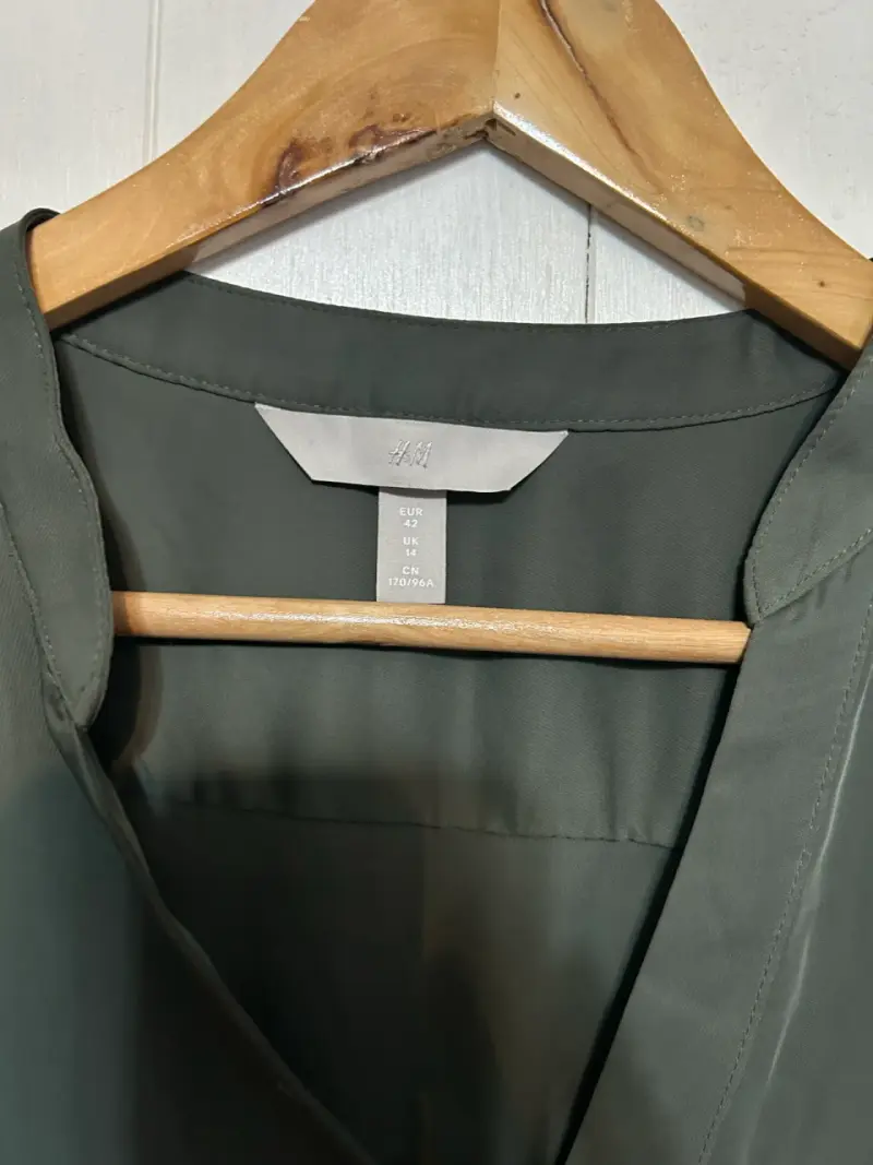 Vestido verde oliva con cinturón H&M - 2