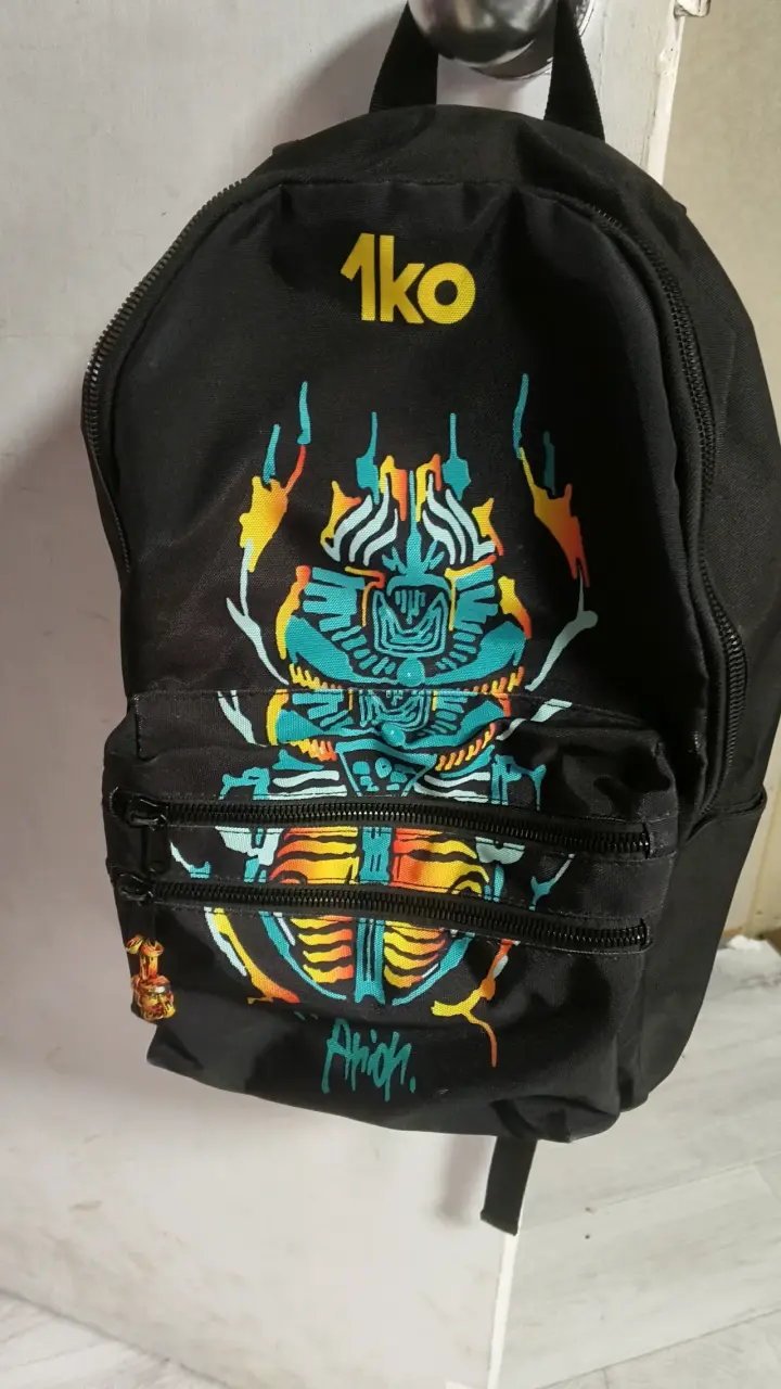 Mochila negra con diseño colorido 1ko