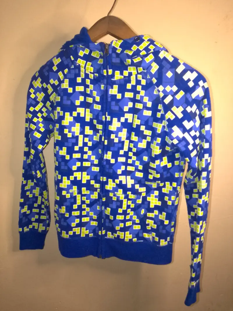 Polerón con capucha estampado azul y amarillo - 1