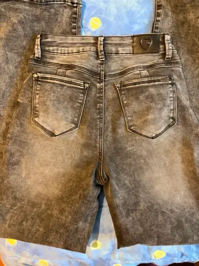 Jeans de mezclilla gris para mujer - miniatura 2