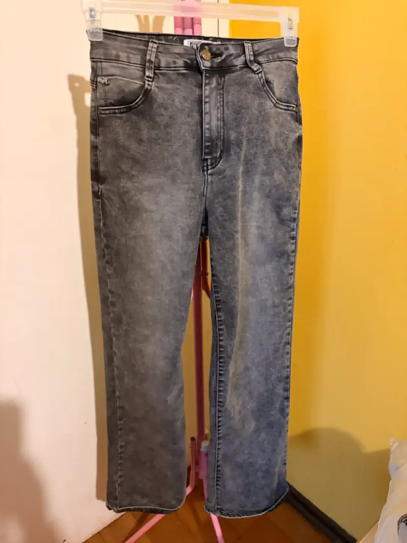 Jeans de mezclilla gris para mujer - 4