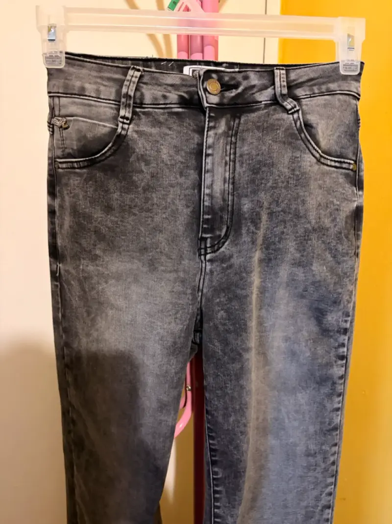 Jeans de mezclilla gris para mujer - 5