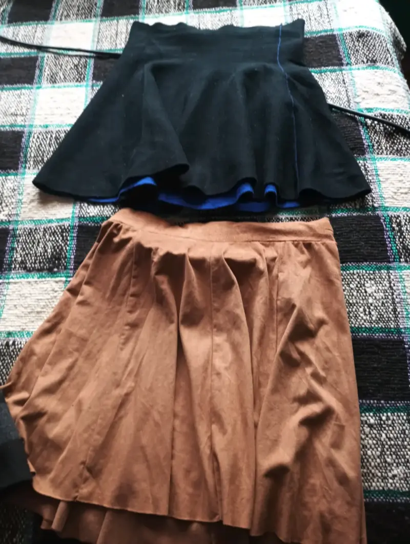 Lote de faldas variadas para mujer en buen estado - 1