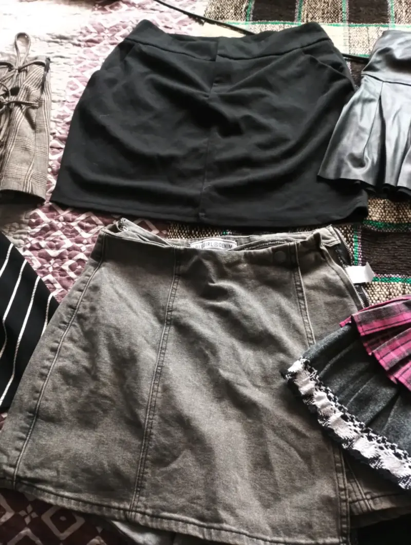 Lote de faldas variadas para mujer en buen estado - 2