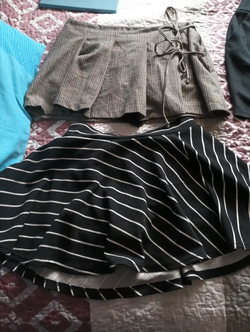 Lote de faldas variadas para mujer en buen estado - 3