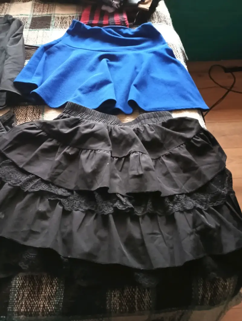 Lote de faldas variadas para mujer en buen estado - 4