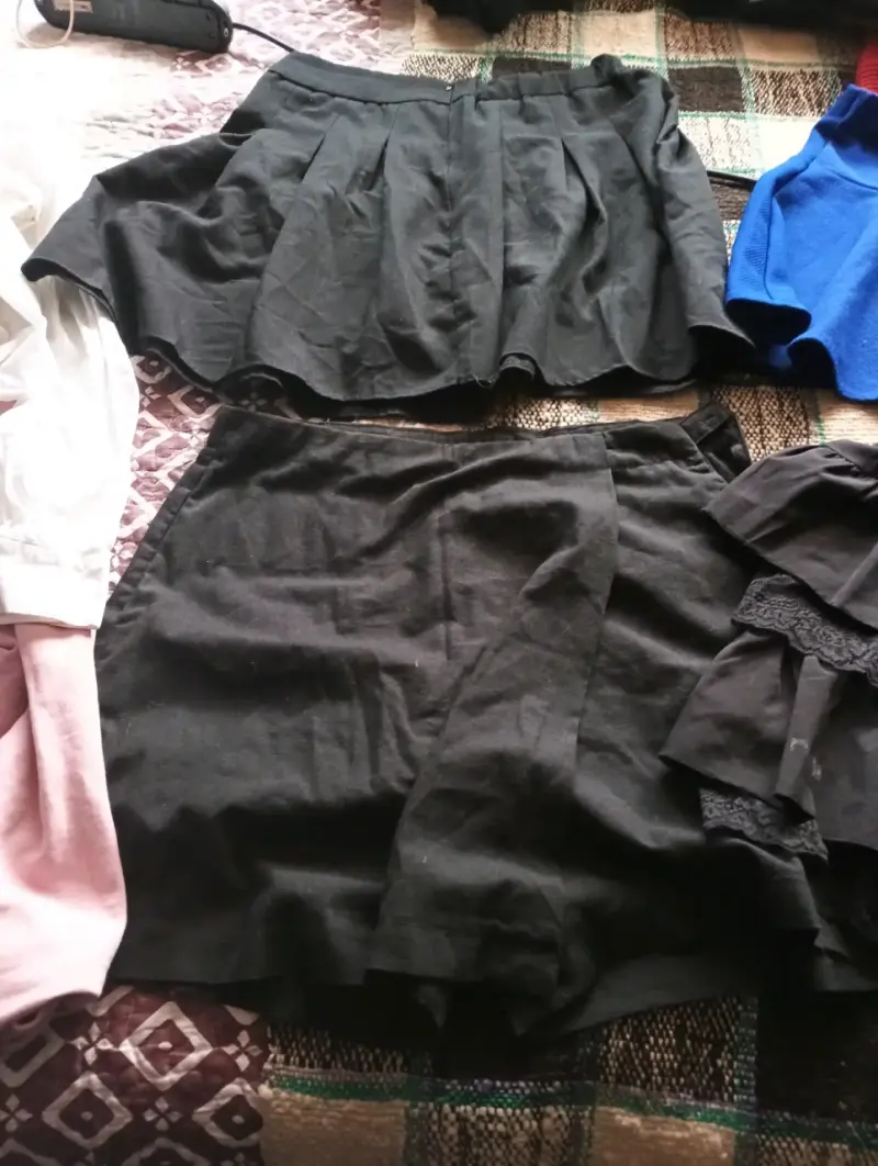 Lote de faldas variadas para mujer en buen estado - 5