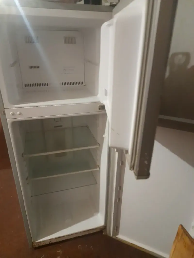 Refrigerador compacto con congelador superior - 1