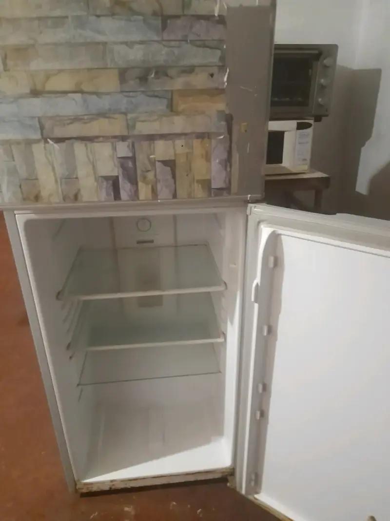 Refrigerador compacto con congelador superior - 2
