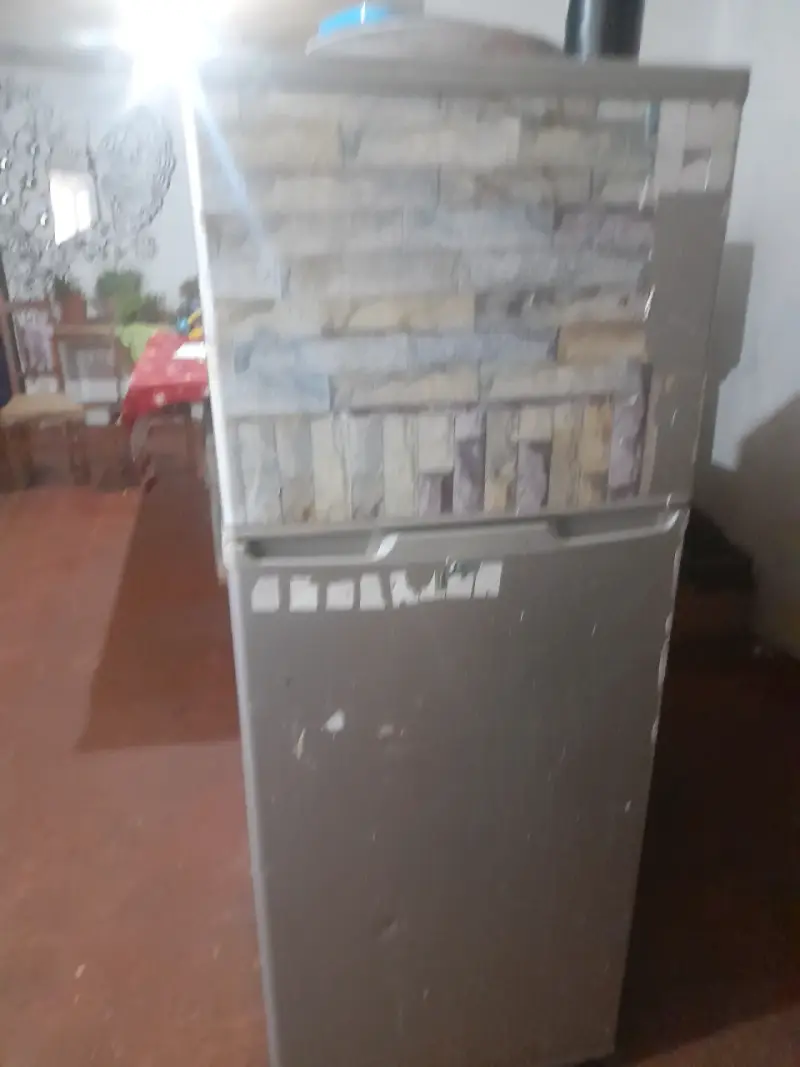 Refrigerador compacto con congelador superior - 3