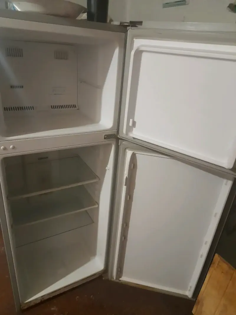 Refrigerador compacto con congelador superior - 4