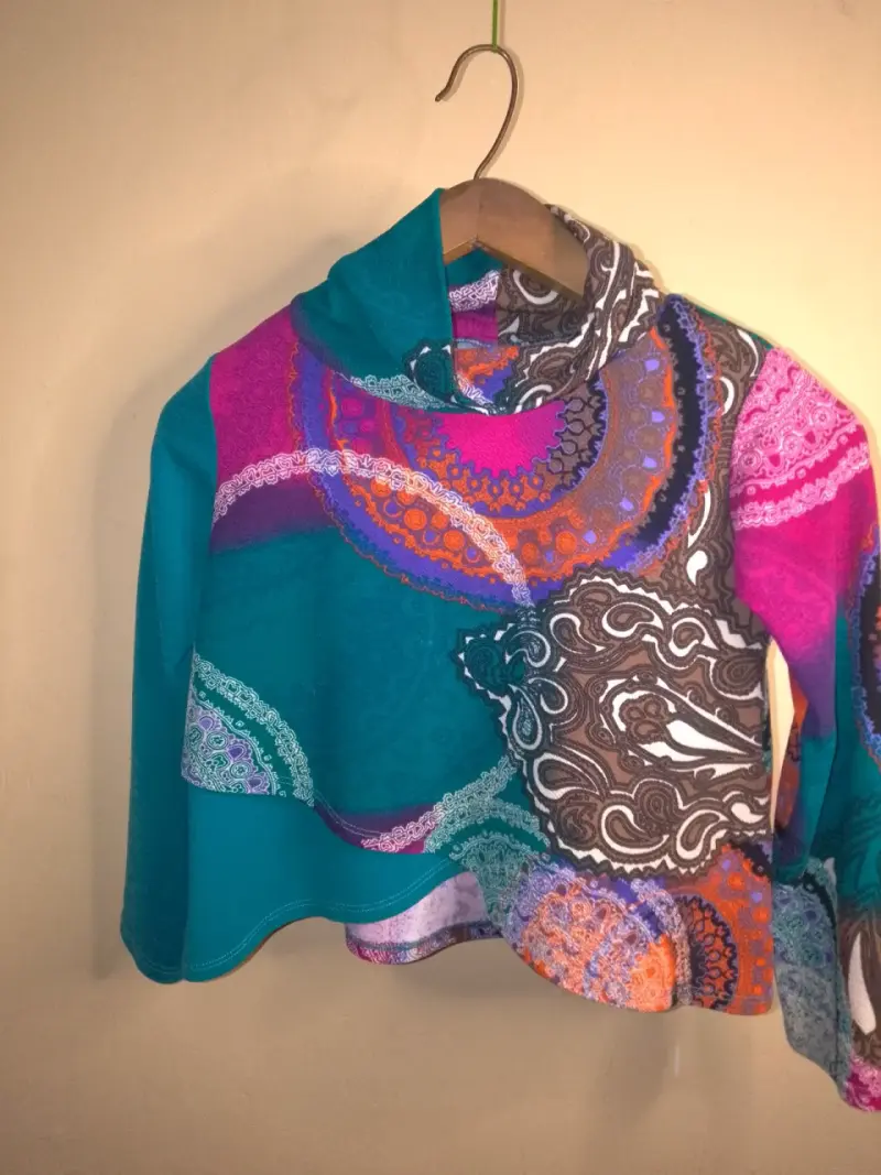 Polerón de mujer con diseño colorido - 1