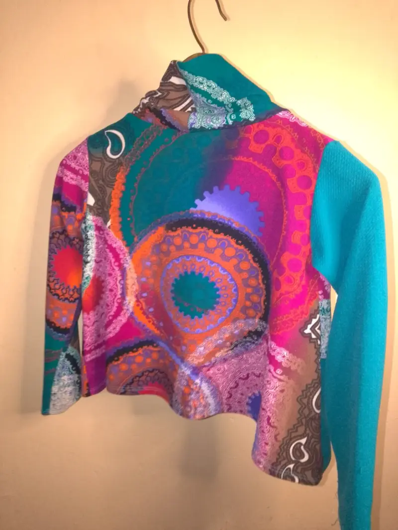 Polerón de mujer con diseño colorido - 2