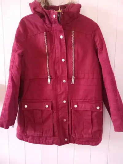 Parka roja con capucha de piel sintética para mujer - miniatura 1