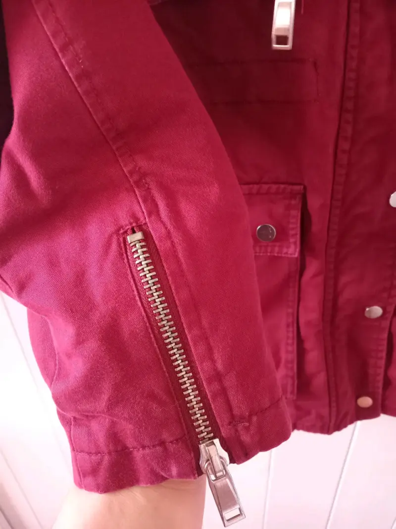 Parka roja con capucha de piel sintética para mujer - 2