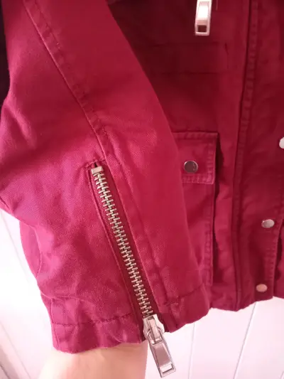 Parka roja con capucha de piel sintética para mujer - miniatura 2