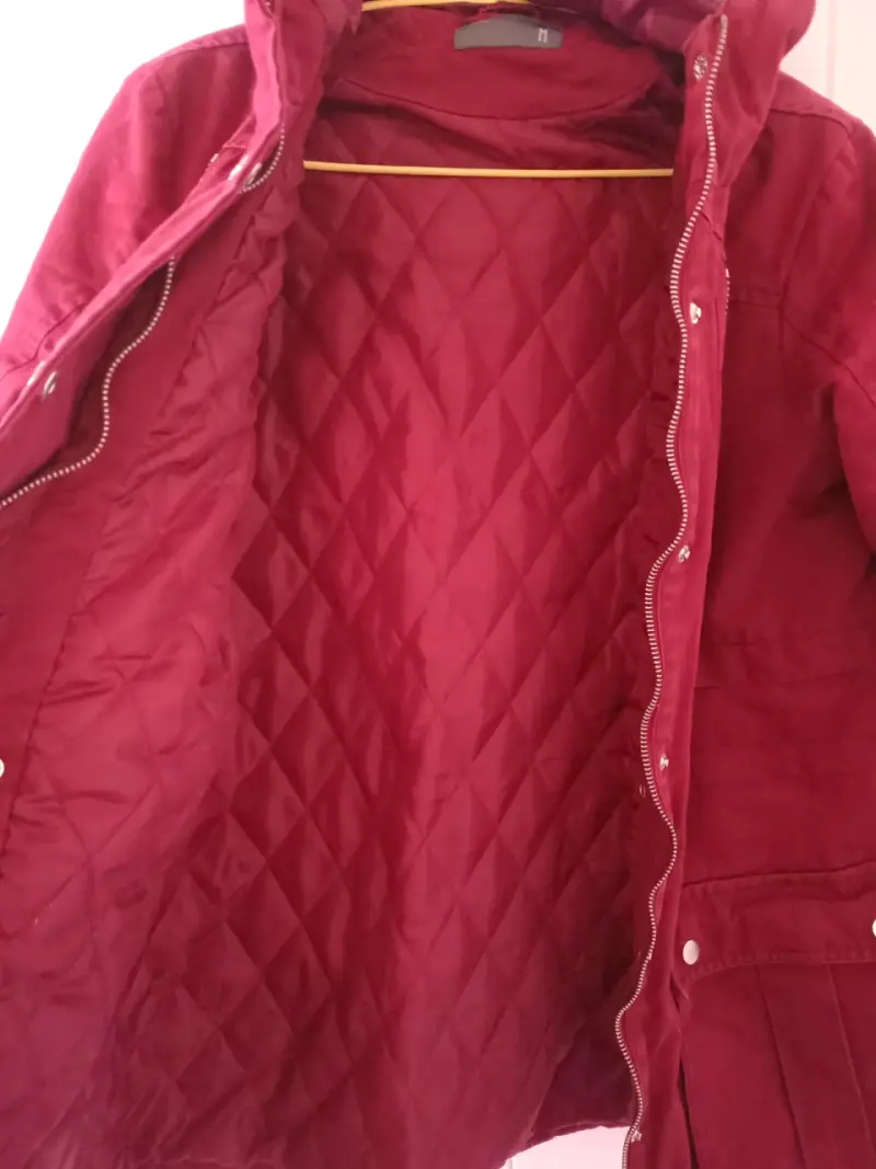 Parka roja con capucha de piel sintética para mujer - 3