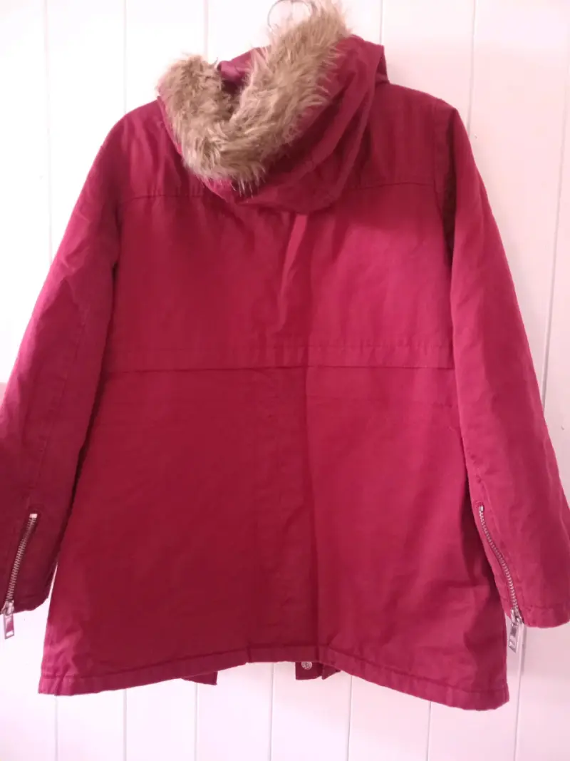 Parka roja con capucha de piel sintética para mujer - 4