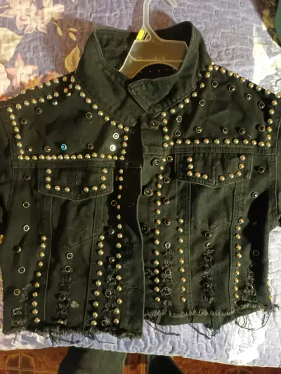 Chaqueta de mezclilla negra con tachas - miniatura 1