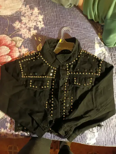 Chaqueta de mezclilla negra con tachas - miniatura 2