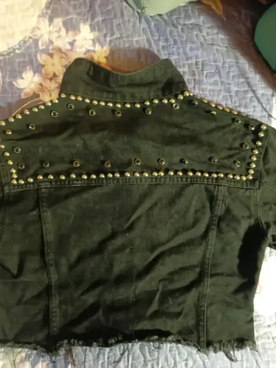 Chaqueta de mezclilla negra con tachas - miniatura 3