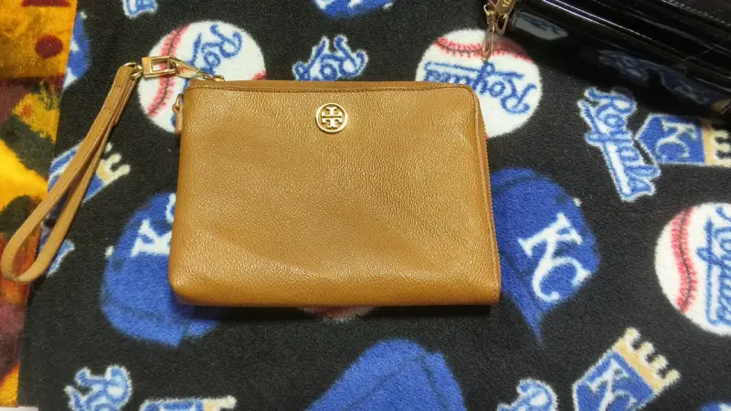 Cartera de mano tory burch de cuero marrón