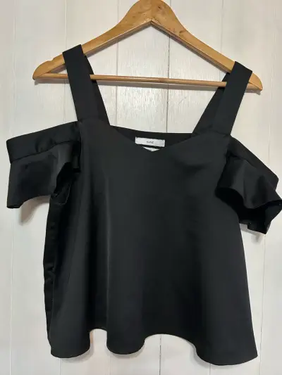 Blusa negra de tirantes con volantes - miniatura 1