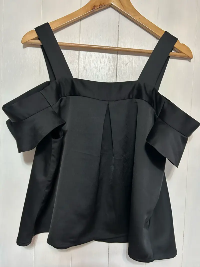 Blusa negra de tirantes con volantes - 2
