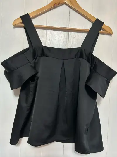 Blusa negra de tirantes con volantes - miniatura 2